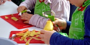 学习可以通过观察和体验发生。 社会学习