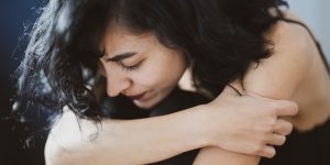 用于焦虑的正念技术;女人抱着膝盖并交叉双臂 正念技术