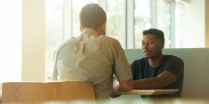 如何应对压力 - 和朋友聊天。两位男士聊天。 应对压力