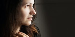 如何克服对失败的恐惧 - 一个沉思的女孩