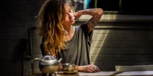 健康应对策略 - 女士休息喝咖啡 健康应对技巧