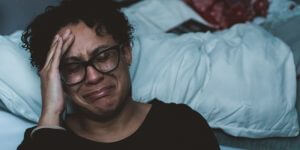 情感勒索受害者哭泣 情感勒索是否构成犯罪