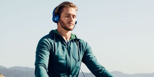 正念应用 戴着耳机冥想的男子 - 正念辅助应用 放松旋律