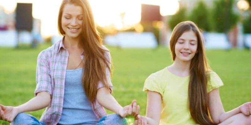 正念家长孩子 母亲和孩子冥想 - 教授儿童和青少年正念的技巧和活动