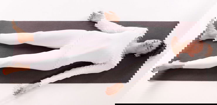 正念技巧 正念练习,女性正在做身体扫描 - 正念技巧