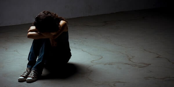 女孩哭泣 - 神经可塑性与创伤 