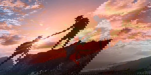 自我接纳 两个人互相帮助爬山 - 自我接纳