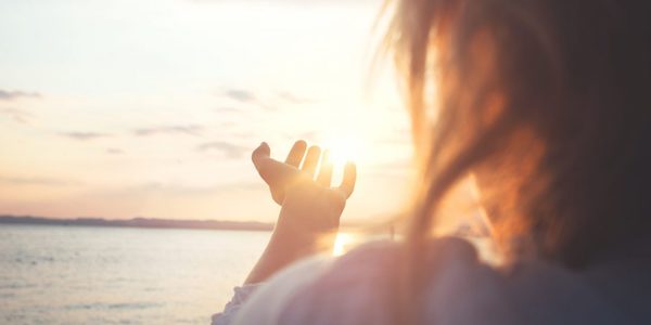 自我接纳工作表 女子伸手触摸太阳 - 自我接纳工作表