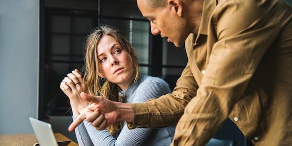 自我表达活动 两个同事 - 工作场所中的自我表达