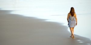 走在海滩上冥想 走在海滩上