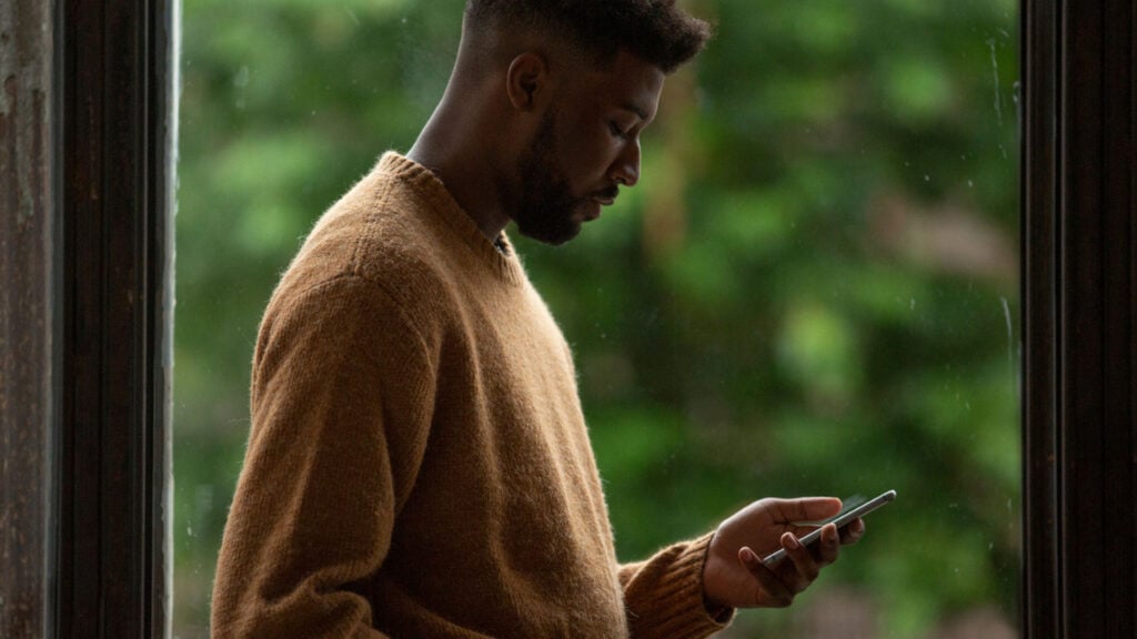 一个人在手机上阅读信息