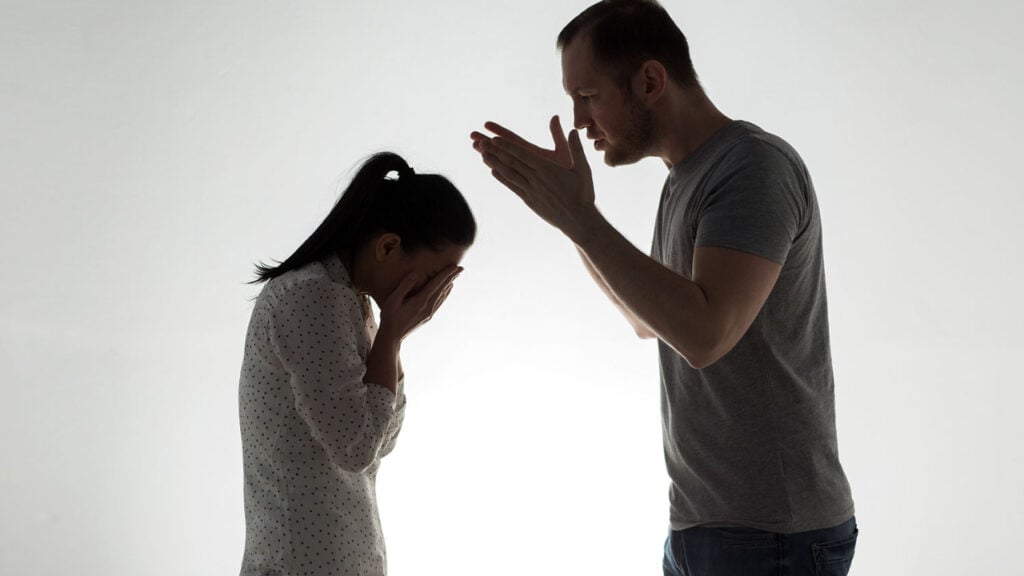 什么是自恋投射以及自恋者如何使用它? 1 一个男人俯身靠近一个用手捂住脸的女人。将责任归咎于她