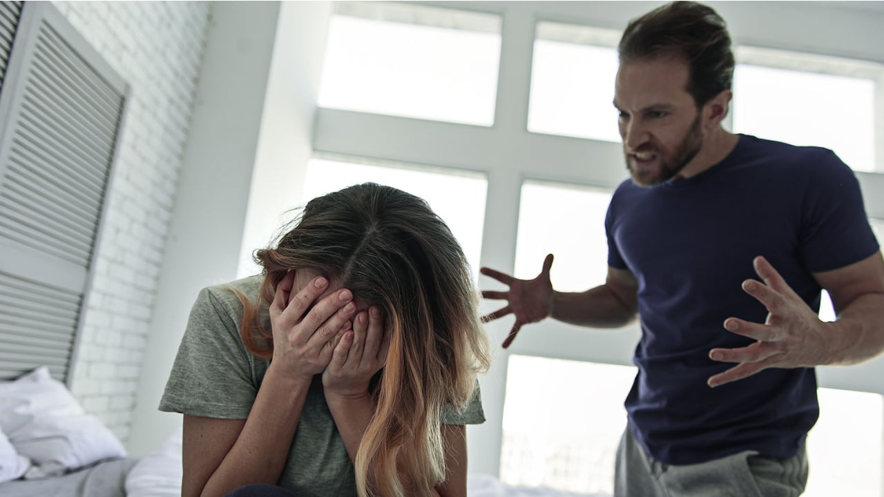 自恋愤怒：迹象、原因、例子及如何应对