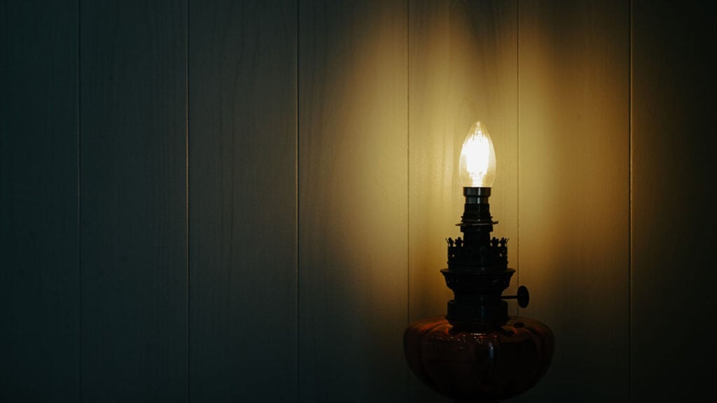 Gaslighting 术语的起源 1 昏暗的煤气灯