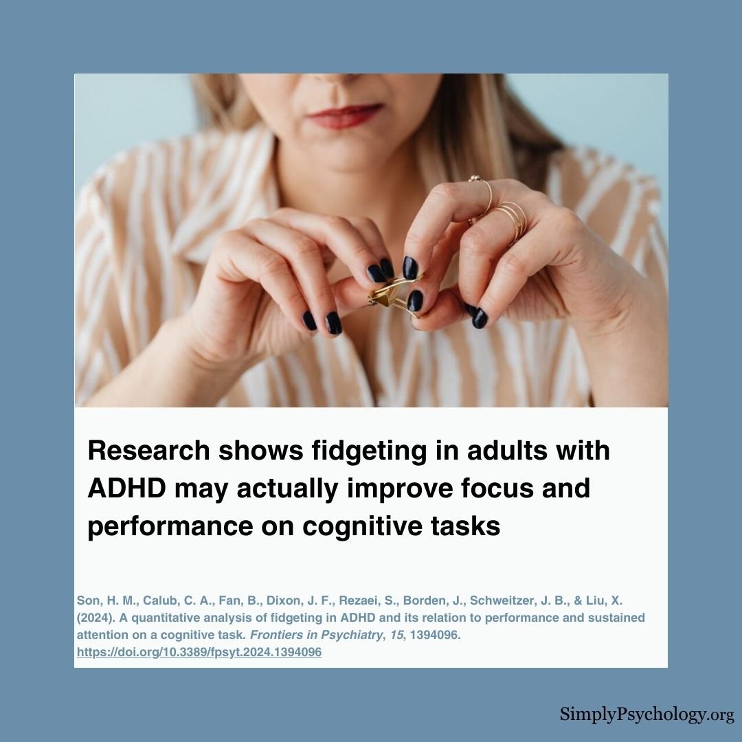 Fidgeting ADHD 一张女性玩弄文具的照片,标题为:研究表明,成人注意缺陷多动障碍中的不安动作实际上可以提高认知任务的专注力和表现。