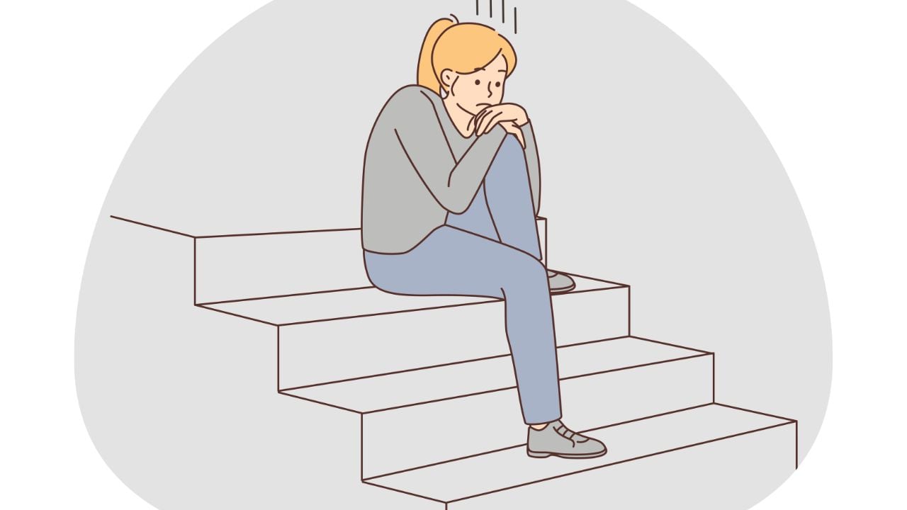 孤独与自闭症 孤独的女人坐在楼梯上,看起来很沮丧。