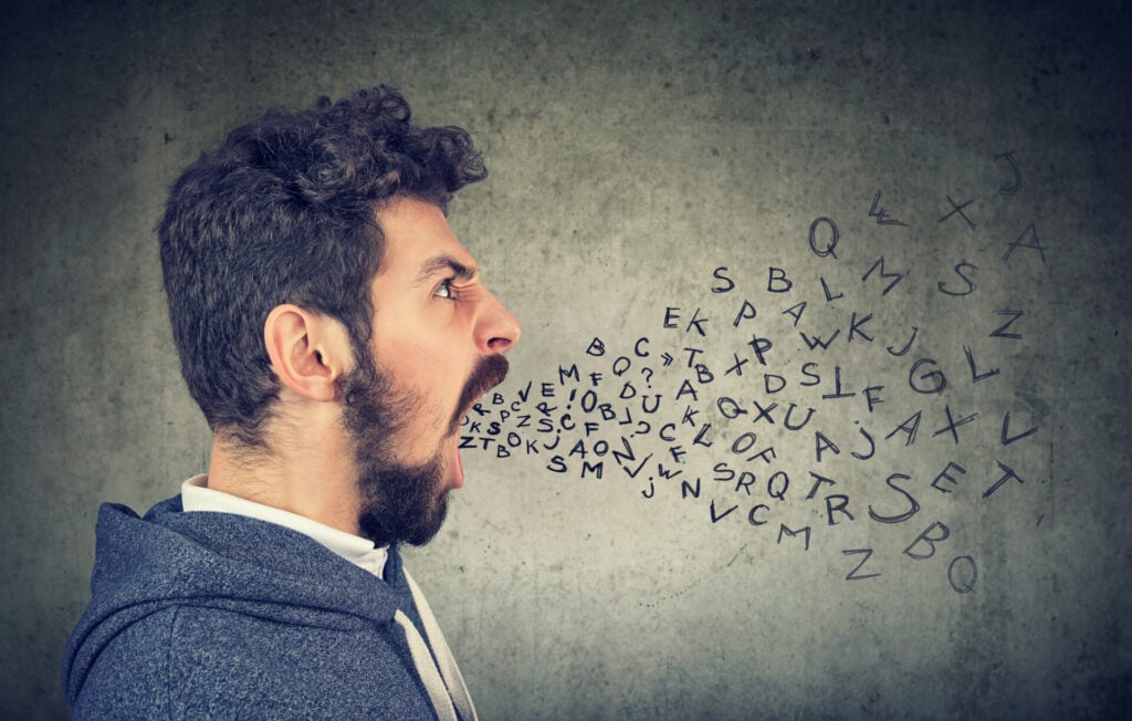 暴力语言的迹象:需要注意的模式 1 年轻人尖叫,字母从嘴里飞出